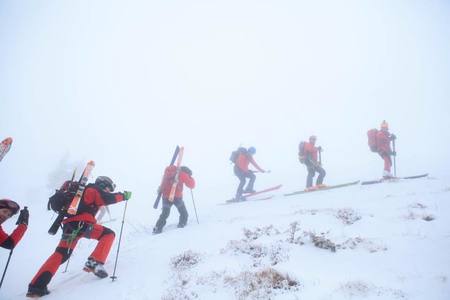 Intervenţie a salvamontiştilor, după ce 35 de turişti, dintre care 16 copii, au rămas blocaţi în Munţii Gurghiu