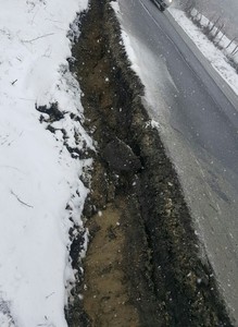 Alunecare de teren pe DN 67, în judeţul Vâlcea; traficul în zonă este restricţionat