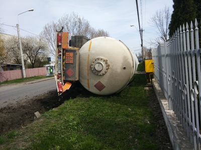 O cisternă încărcată cu 35 de tone de GPL s-a răsturnat pe o stradă din Ploieşti. FOTO