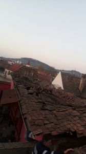 Sibiu: Patru persoane, evacuate după prăbuşirea acoperişului unei case din zona centrală a municipiului Mediaş. VIDEO