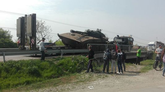 Un tanc neasigurat corepunzător pe un trailer s-a desprins şi a căzut pe un drum naţional din Prahova; traficul este îngreunat. FOTO