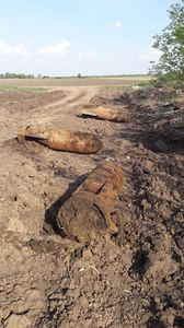 Vrancea: Alte cinci bombe de aviaţie au fost descoperite pe câmp, în apropierea DN2