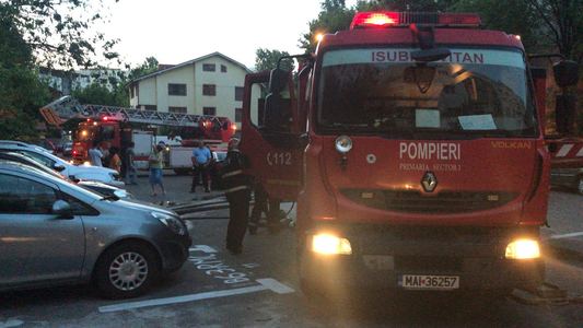 UPDATE - Incendiu într-un bloc din Capitală; fumul a pătruns pe holul blocului şi în unele apartamente, iar o parte din locatari au ieşit pe schelele montate pe faţada clădirii. Şapte oameni au fost duşi la spital. VIDEO