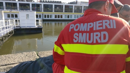 Un bărbat de 55 de ani a murit, după ce s-a răsturnat cu barca în apropierea falezei din Tulcea  - FOTO

