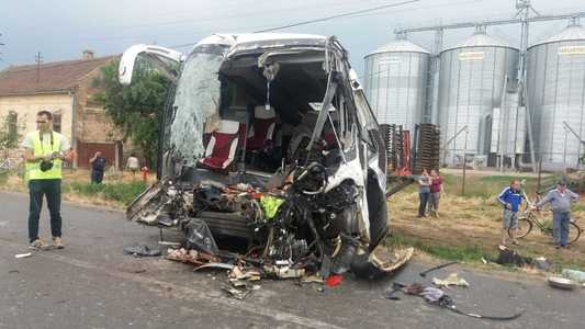 Arad: Unul dintre pasagerii autobuzului care s-a izbit de un camion a murit; poliţiştii fac cercetări pentru ucidere din culpă
