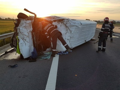 Accident mortal pe autostrada Sebeş- Deva, după ce o autoutilitară s-a răsturnat - FOTO

