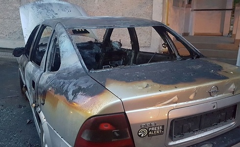 Maşina unui jurnalist din Timişoara a fost incendiată noaptea trecută, iar Poliţia a deschis o anchetă
