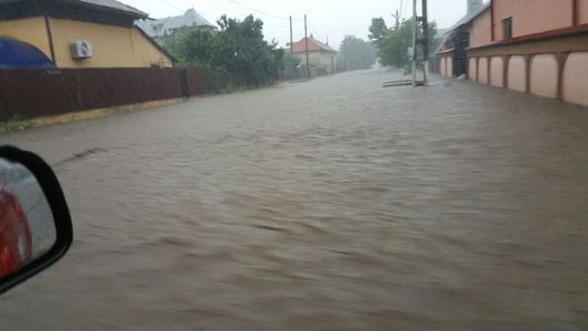 Teleorman: Peste 150 de locuinţe şi sute de curţi inundate în urma ploilor abundente