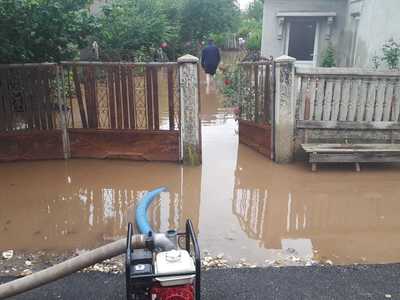 Teleorman: Zeci de gospodării sunt în continuare sub ape, după ce a continuat să plouă sâmbătă noapte