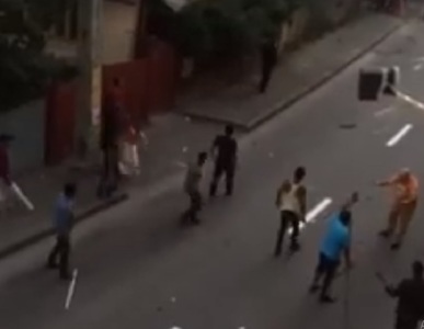 Bătaie cu bâte şi topoare între două clanuri de romi pe stradă, la Târgu Neamţ. VIDEO