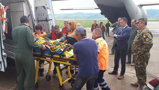 Cei doi piloţi care s-au catapultat în urma accidentului aviatic produs în judeţul Bacău, internaţi la Spitalul Militar din Bucureşti; unul dintre ei va fi operat. FOTO