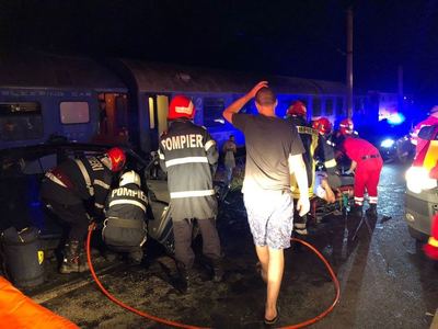 UPDATE - Grav accident în Bistriţa-Năsăud: Două maşini s-au ciocnit, iar una a fost proiectată pe calea ferată unde a fost lovită de locomotiva unui tren de persoane; patru persoane au fost rănite. VIDEO