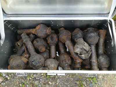 Aproximativ 800 de grenade din Primul Război Mondial, recuperate în ultimele două zile din depozitul subteran de muniţie descoperit la Topliţa