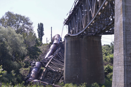 UPDATE - Dolj: Şase vagoane ale unui tren de marfă încărcat cu produse petroliere s-au răsturnat de pe un viaduct care s-a rupt pe o porţiune; nu s-au înregistrat victime. Prefect: Podul era în reparaţii, traficul feroviar trebuia să fie închis. FOTO/VIDE
