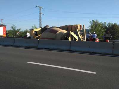 Circulaţie îngreunată pe DN 1, la Câmpina, după ce o betonieră s-a răsturnat pe şosea