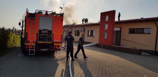 Arad: Aproximativ 20 de pacienţi evacuaţi, după ce acoperişul unui centru de recuperare a luat foc - FOTO, VIDEO

