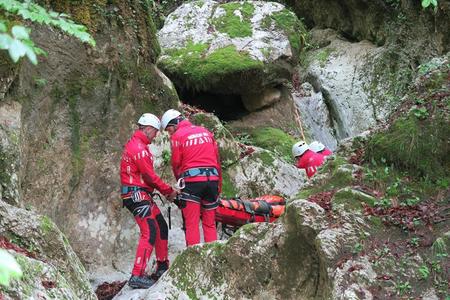 Intervenţii ale salvamontiştilor în Munţii Bucegi: O echipă se îndreaptă spre o femeie care a căzut şi s-a rănit grav, alta recuperează doi turişti care nu mai pot înainta din cauza epuizării