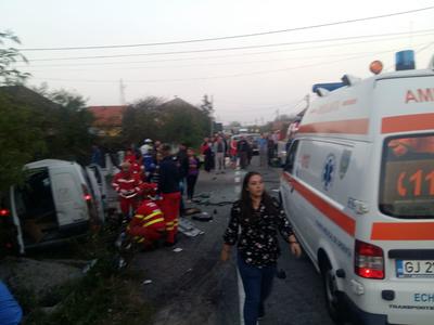 Unsprezece persoane au fost transportate la spital în urma accidentului din Gorj, în care au fost implicate trei maşini; şoferul unui autoturism nu a acordat prioritate