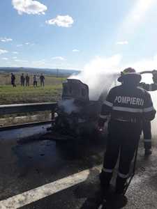 Autoutilitară cuprinsă de flăcări pe Autostrada A1, între Orăştie şi Sebeş. FOTO