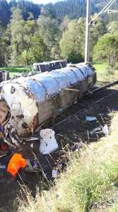 UPDATE - Suceava: Trafic feroviar blocat între Vatra Dornei şi Iacobeni, după ce o cisternă plină cu clei s-a răsturnat pe calea ferară. FOTO