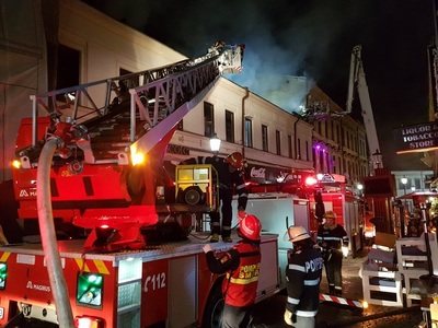 Incendiul izbucnit duminică dimineaţă în Centrul Vechi al Capitalei a fost stins - VIDEO