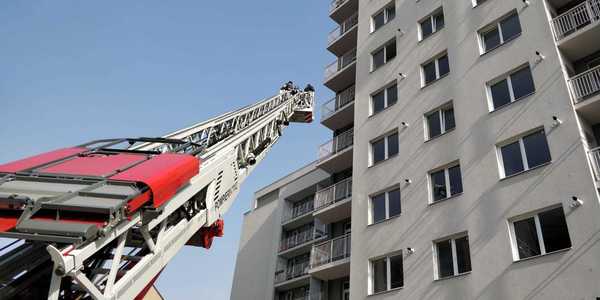 Incendiu la subsolul unui bloc cu zece etaje din Cluj-Napoca, 20 de persoane fiind blocate la etajele superioare din cauza fumului dens. A fost declanşat Planul roşu de intervenţie. FOTO
