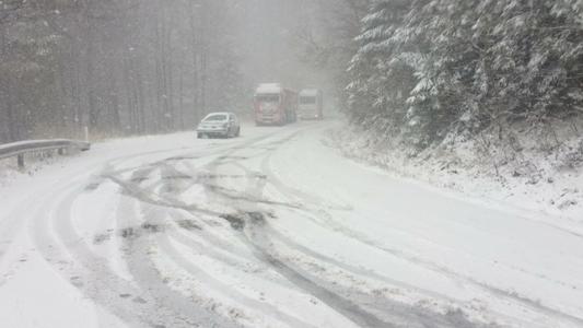 Circulaţie în condiţii de iarnă pe DN 1A, unde ninge abundent; mai devreme, traficul a fost închis pentru curăţarea drumului, după ce două TIR-uri au derapat. FOTO, VIDEO