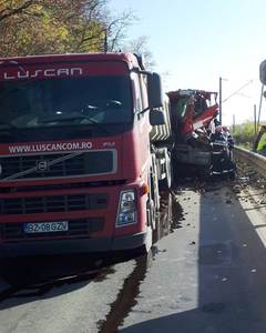 Arad: Un mort şi un rănit, după ce două camioane s-au ciocnit pe DN7, traficul fiind complet blocat - FOTO