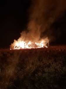 Aproape 3.000 de tone de baloţi de paie au ars într-un incendiu care a cuprins două depozite din judeţul Arad