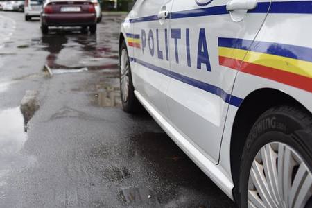Un tânăr a fost rănit, după ce taxiul în care se afla a intrat într-o autospecială de penitenciar, în Craiova. VIDEO