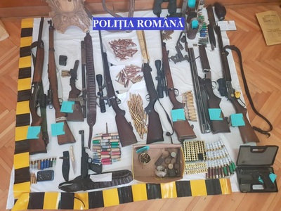 Arme, 27 de laţuri şi mai multe kilograme de carne de vânat, găsite de poliţişti în urma unor percheziţii la suspecţi de braconaj din Timiş şi Hunedoara