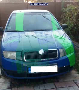 Maşina unui poliţist din Arad, vandalizată de trei tineri care au vrut să se răzbune după ce unul fusese amendat în trafic - FOTO