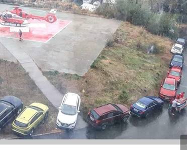 Constanţa: O maşină a fost parcată pe aleea care duce către heliportul Spitalului Judeţean, iar cadrele medicale au fost nevoite să se strecoare, cu targa cu un pacient, printre autoturisme. Reacţia spitalului - FOTO