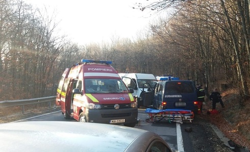 UPDATE - Covasna: Şapte persoane au fost rănite în urma unui accident pe DN10, traficul fiind blocat - FOTO