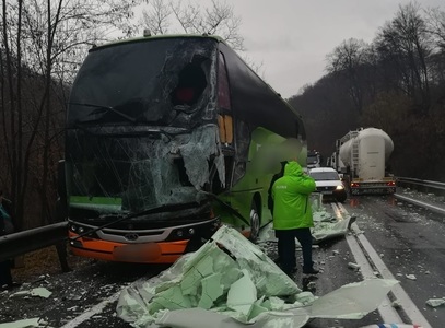 Sibiu: Trafic complet blocat pe DN 1, după ce un autocar cu 25 de persoane la bord şi un TIR s-au ciocnit; două persoane au fost rănite