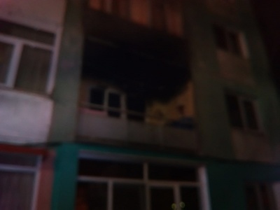 Dolj: Un bărbat a murit şi trei persoane au ajuns la spital intoxicate cu fum în urma unui incendiu produs într-un bloc din Filiaşi. Peste 20 de persoane au fost evacuate

