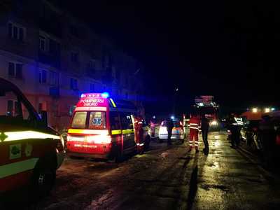 Peste 30 de persoane, majoritatea copii, au fost evacuate în urma unui incendiu izbucnit într-o garsonieră din Botoşani. FOTO