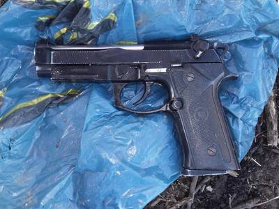Un pistol cu bile, găsit de drumari aruncat la gunoi într-o parcare pe DN6
