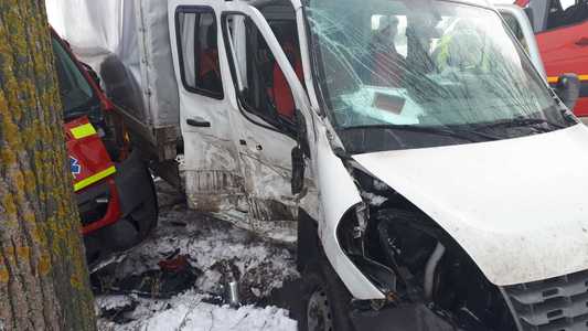 Cinci persoane au fost rănite după ce o autoutilitară s-a ciocnit cu o ambulanţă SMURD, în Vrancea; printre răniţi sunt doi paramedici