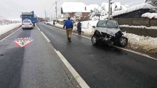 Sibiu: Trei persoane transportate la spital în urma accidentului de pe DN 7; traficul a fost reluat