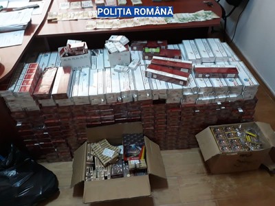 Poliţiştii din Olt au confiscat ţigări, articole pirotehnice şi bani de la persoane suspectate de contrabandă cu ţigări