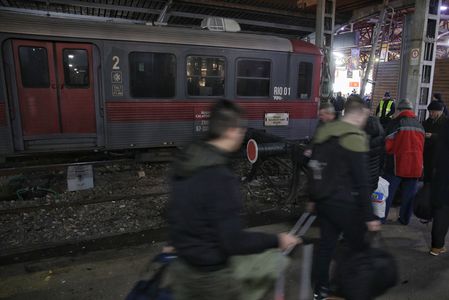 Incident în Gara de Nord din Bucureşti: un tren privat a depăşit parapetul de protecţie, iar unul dintre vagoane a deraiat; nu sunt victime