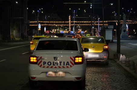 Activitatea de taximetrie, verificată în Bucureşti: S-au aplicat aproape o sută de sancţiuni, în valoare de peste 39.000 de lei; 17 şoferi nu deţineau autorizaţie. FOTO