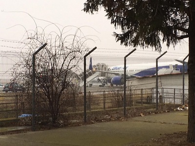 UPDATE - Un avion Blue Air cu 109 pasageri la bord, care venea de la Larnaca şi se îndrepta către Bucureşti, a aterizat de urgenţă pe Aeroportul Mihail Kogălniceanu; aeronava, care ar fi avut probleme la flapsuri, îşi continuă drumul spre Capitală - FOTO
