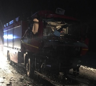 Cluj: Autospecială de pompieri, implicată în accident rutier; un pompier a rămas încarcerat, dar nu a fost grav rănit