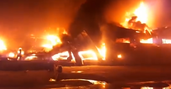 Alba: Pompierii continuă intervenţia la fabrica de condimente, incendiul nefiind stins nici după 14 ore de la izbucnirea lui - VIDEO
