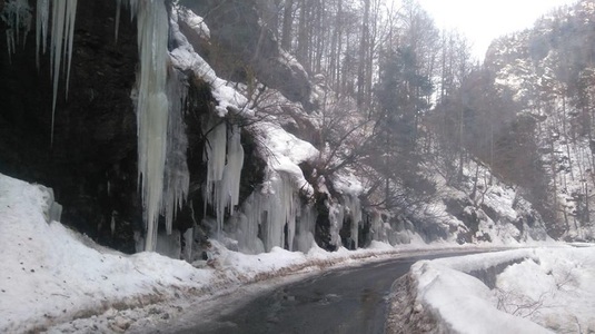 Traficul pe DN 7A, închis în localitatea Jieţ (Hunedoara) din cauza unei avalanşe, a fost redeschis. VIDEO