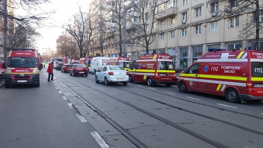 Incendiu într-un bloc din Cluj-Napoca: Nouă persoane au fost evacuate, patru dintre ele fiind transportate la spital. VIDEO