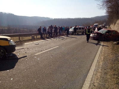 Şase persoane au fost rănite şi transportate la spital în urma unui accident rutier care a avut loc în Caraş-Severin. FOTO