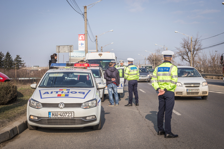 Poliţiştii din Capitală au verificat transportul public de persoane şi transportul de marfă: S-au aplicat 158 de amenzi, în valoare de peste 73.000 lei, şi s-au reţinut 17 certificate de înmatriculare. FOTO